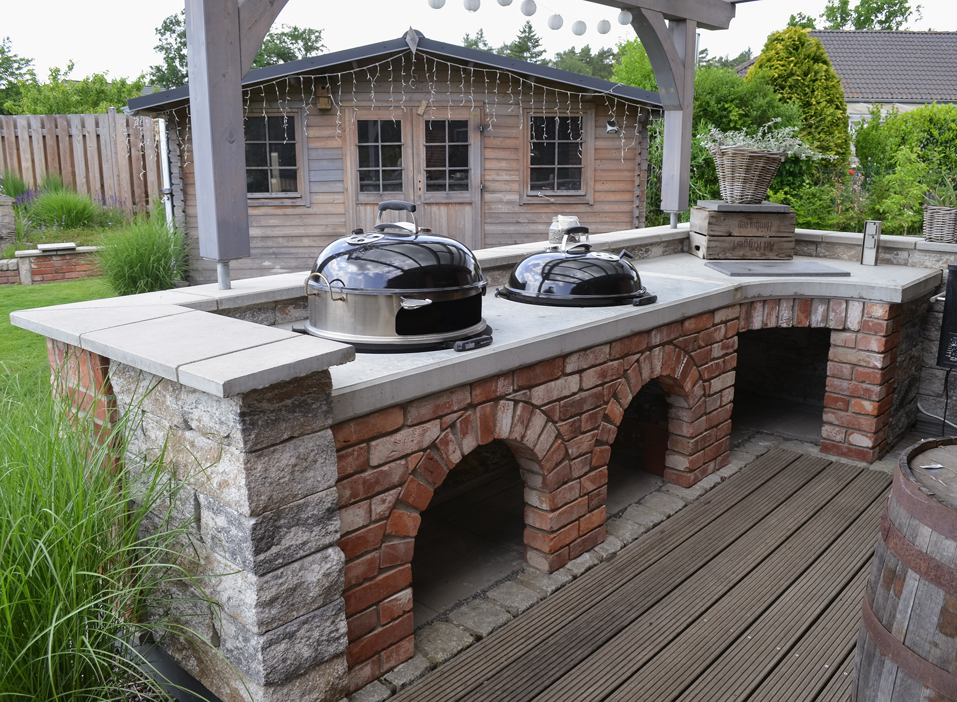 Elegante Terrasse mit Premium-Natursteinen