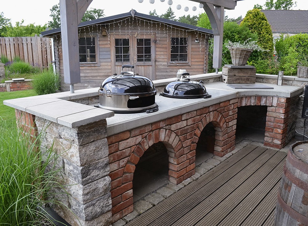 Moderne Terrasse mit Naturstein